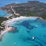 Isola di Caprera � L�isola � considerata la pi� bella dell�arcipelago della Maddalena a nord-est della Sardegna. E� praticamente disabitata (se si eccettua l�attivit� di alcuni pastori per pochi mesi all�anno) e offre alte scogliere a picco sul mare. E� anche conosciuta per essere stata la dimora di Giuseppe Garibaldi negli ultimi suoi anni di via
